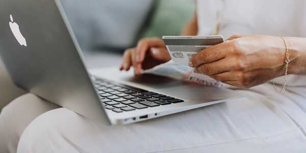 What advantages may an ecommerce website provide a business?